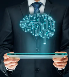 Imagem de uma pessoa segurando um tablet e um cerebro de holograma.