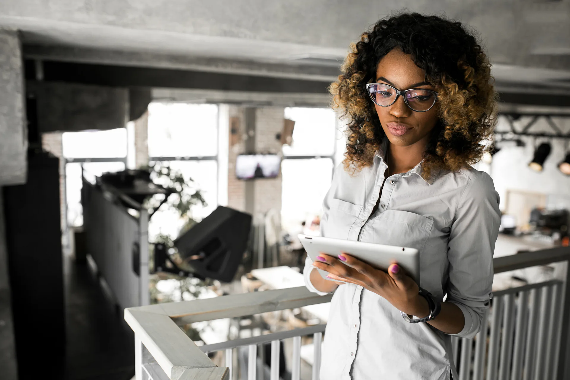 mulher negra com tablet na mão