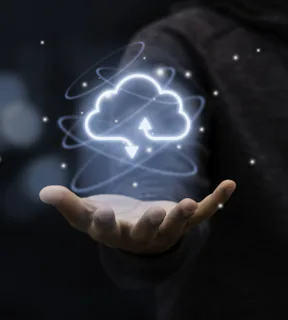 empresario-segurando-a-computacao-em-nuvem-virtual-para-transferir-informacoes-de-dados