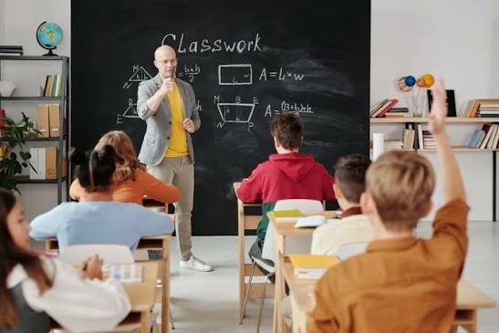 crianças em sala de aula