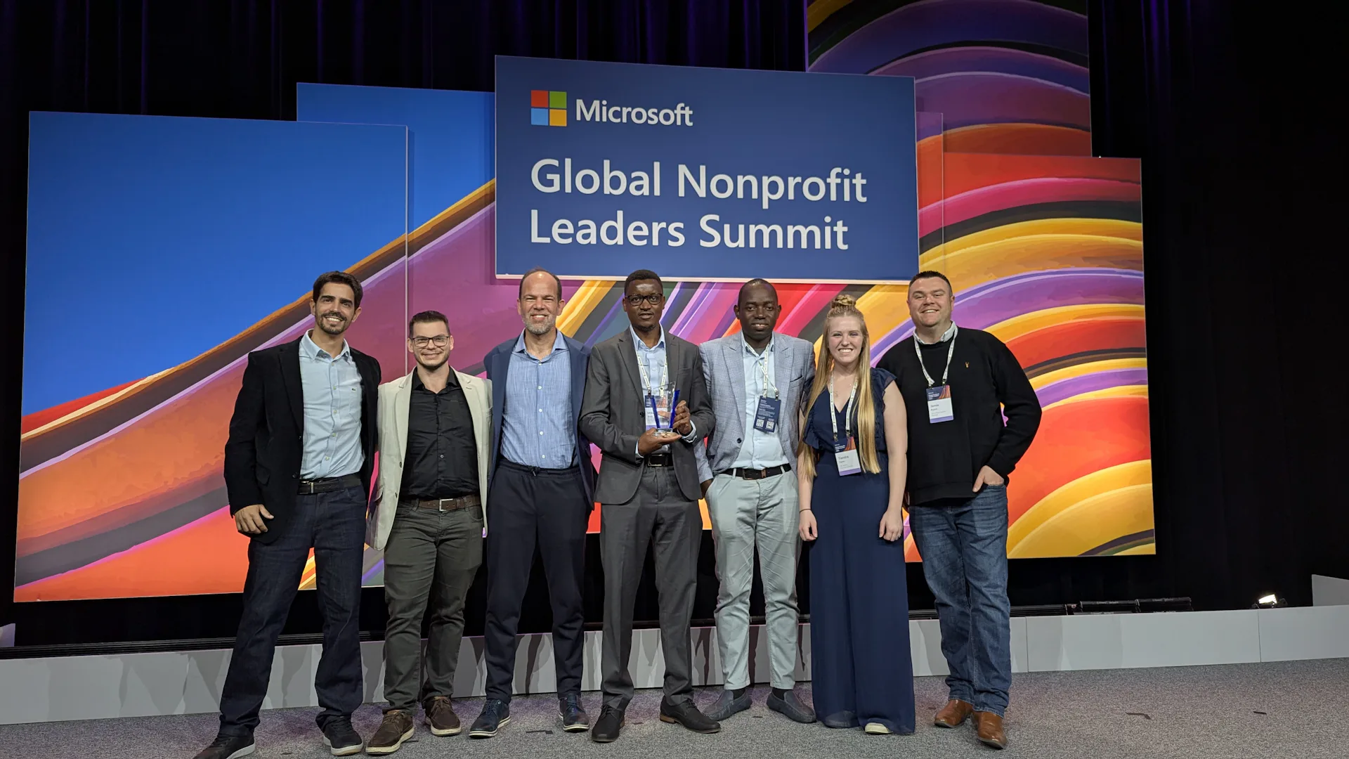 Time Squadra, EGPAF e Universidade no palco com troféu de campeão