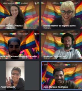 print da tela do Google meet, com os colaboradores com o fundo de tela com bandeiras da cor do arco iris
