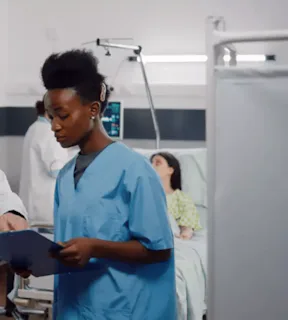 Um doutor e uma enfermeira analisando papéis.