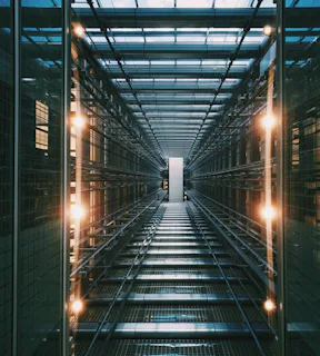 Um buraco no formato de quadrado com feixes de luz.