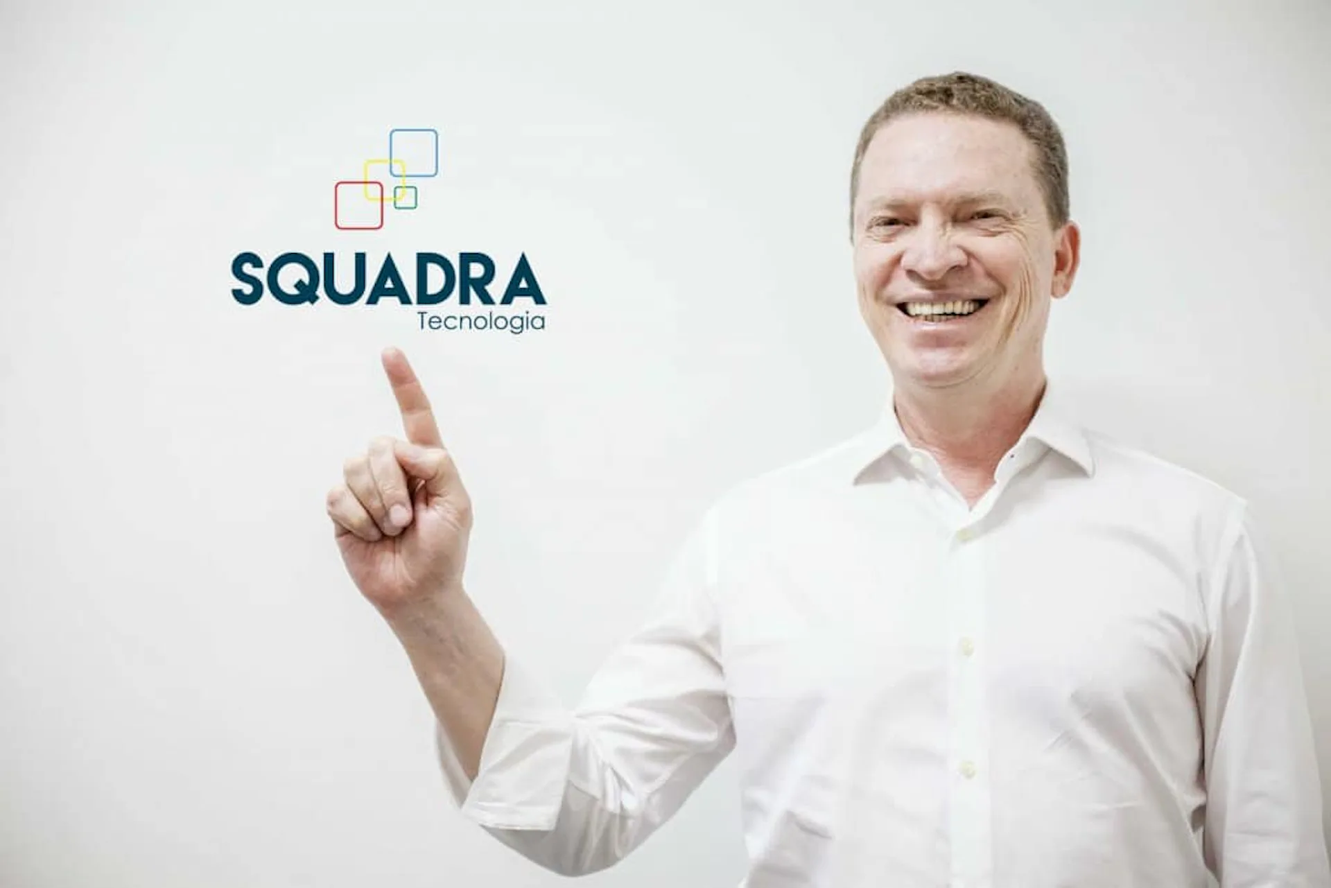 Imagem do Alex Vieira apontando para o logo da SQUADRA.