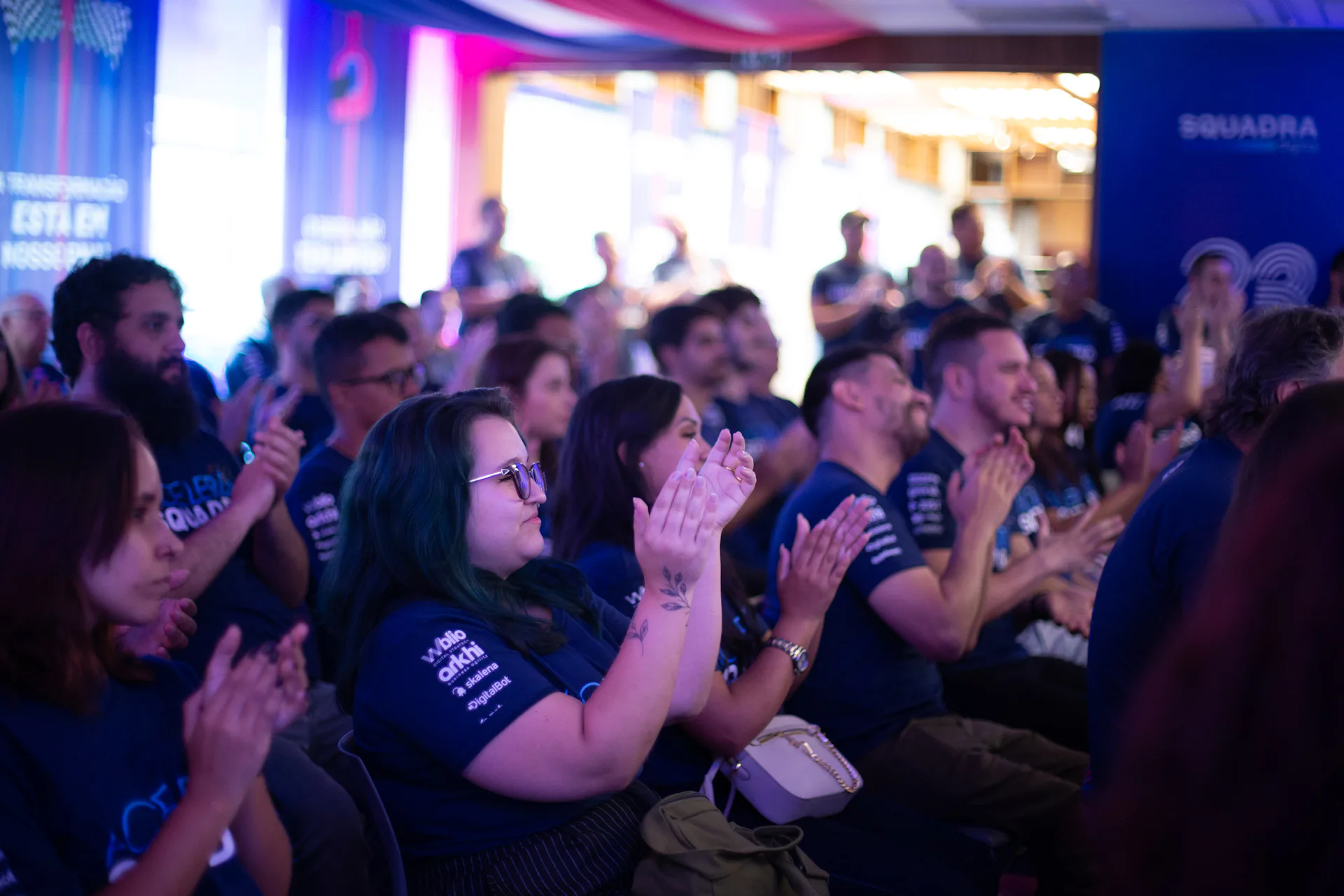 Squaders batendo palmas.