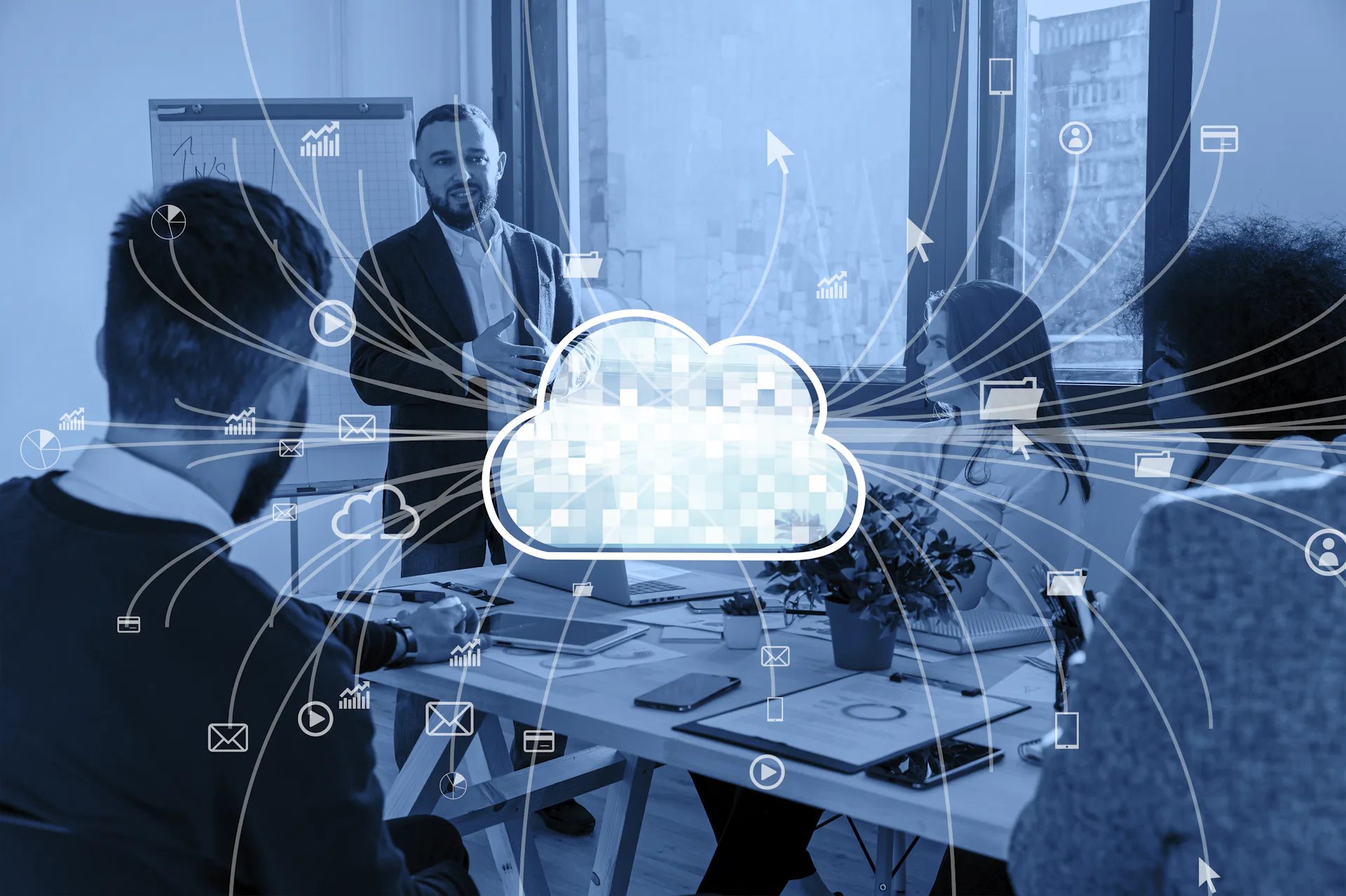 Cloud Services. Ao fundo da imagem uma sala de reunião com dois homens de terno e duas mulheres. No centro da foto existe um ícone de nuvem branco. A imagem toda tem um filtro azul. 