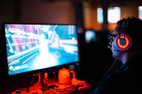 Um homem jogando um jogo de computador.