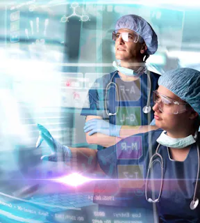 Médicos analisando informações médicas em telas de holograma. 